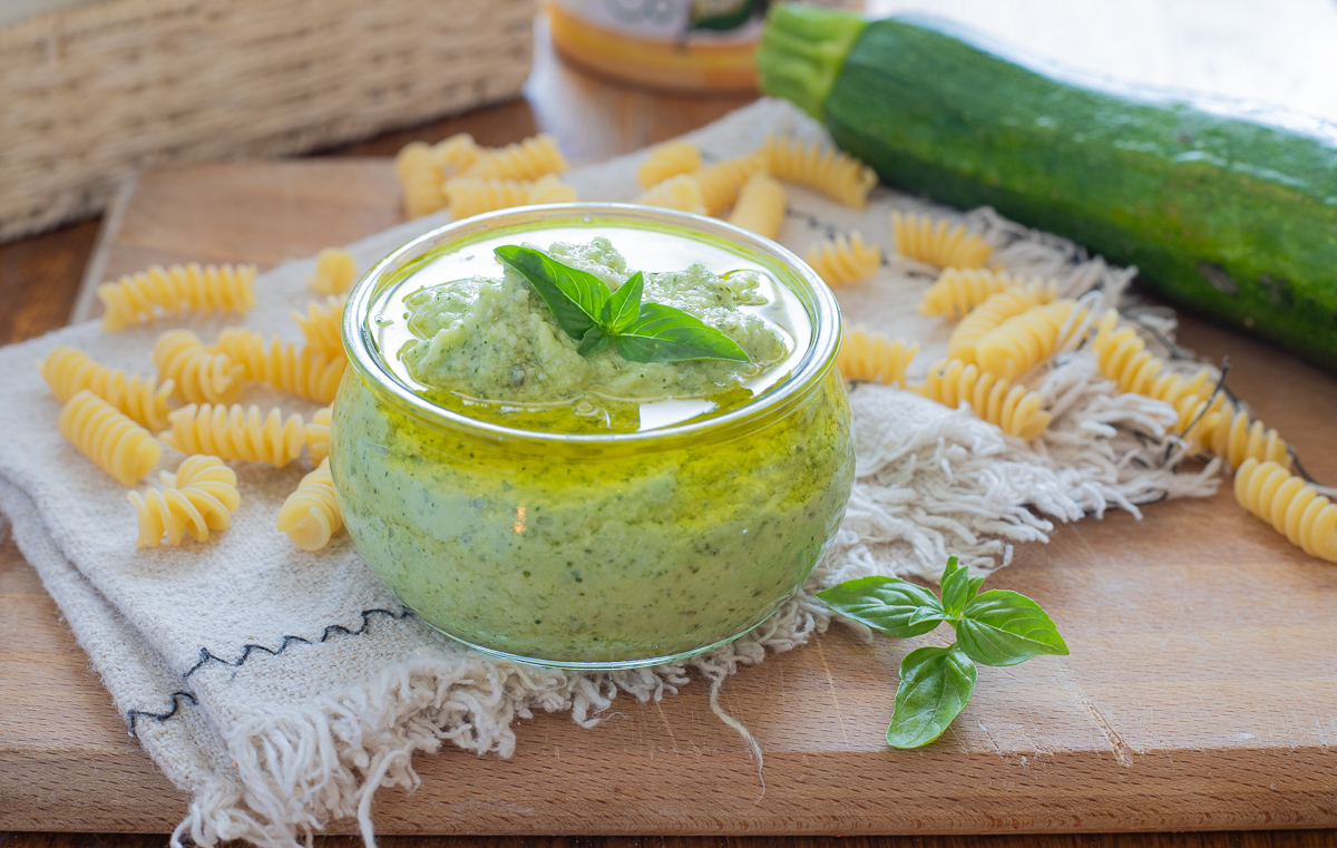 Rohes Zucchini-Pesto mit Mandeln und Basilikum