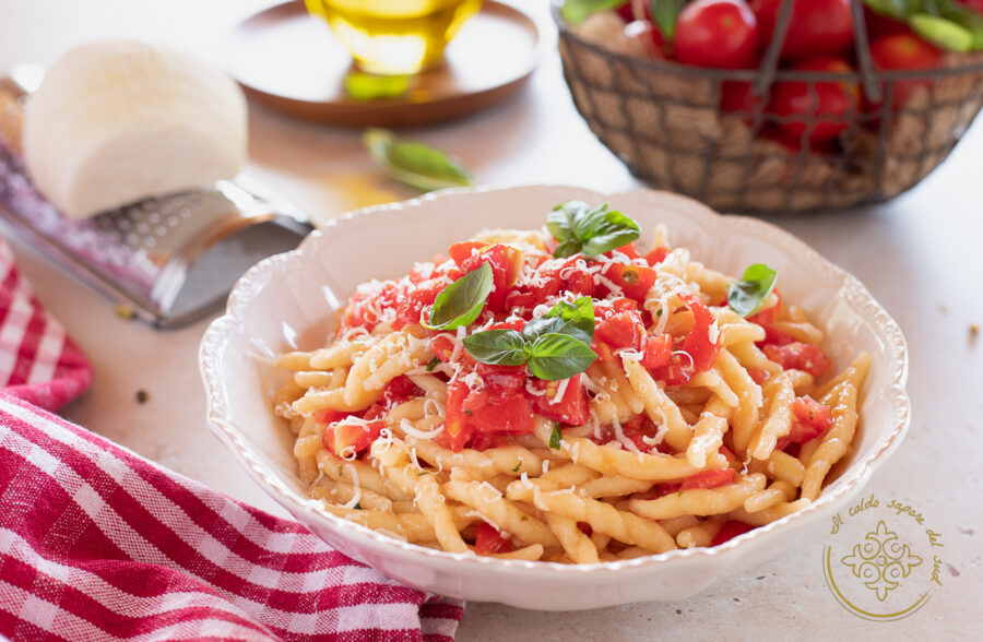 Pasta mit rohen Tomaten