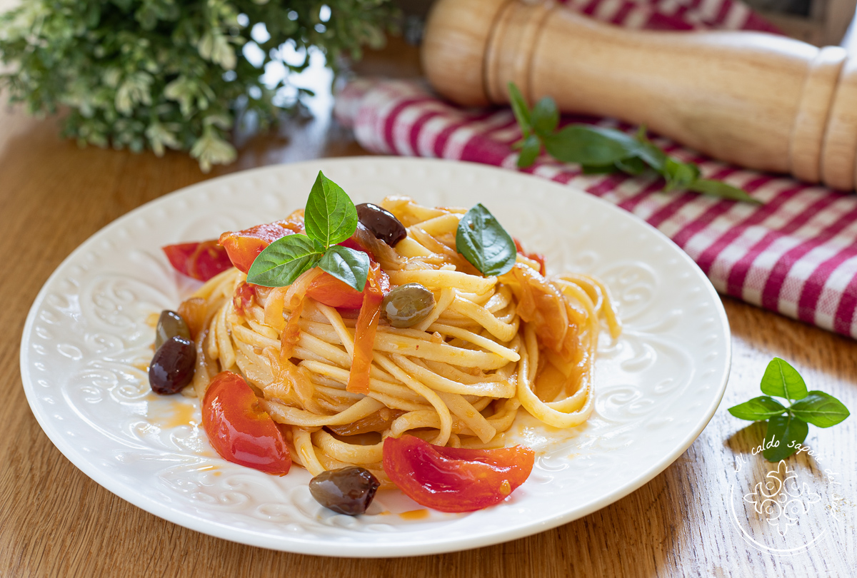Pasta mit Zwiebeln, Kirschtomaten und Oliven