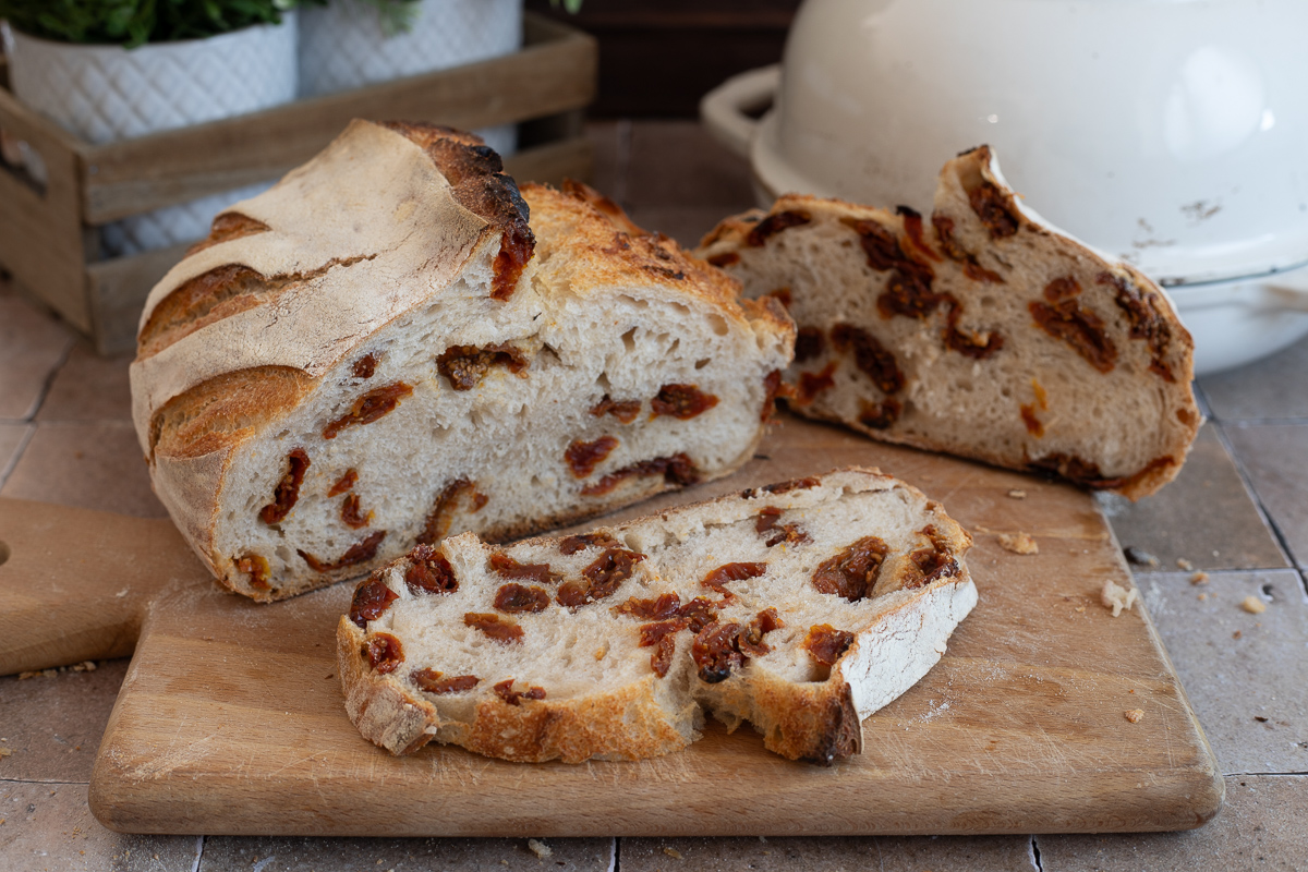 Brot aus Hartweizengrieß mit getrockneten Tomaten