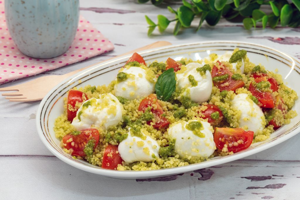 Couscous mit Pesto, Kirschtomaten und Büffelmozzarella