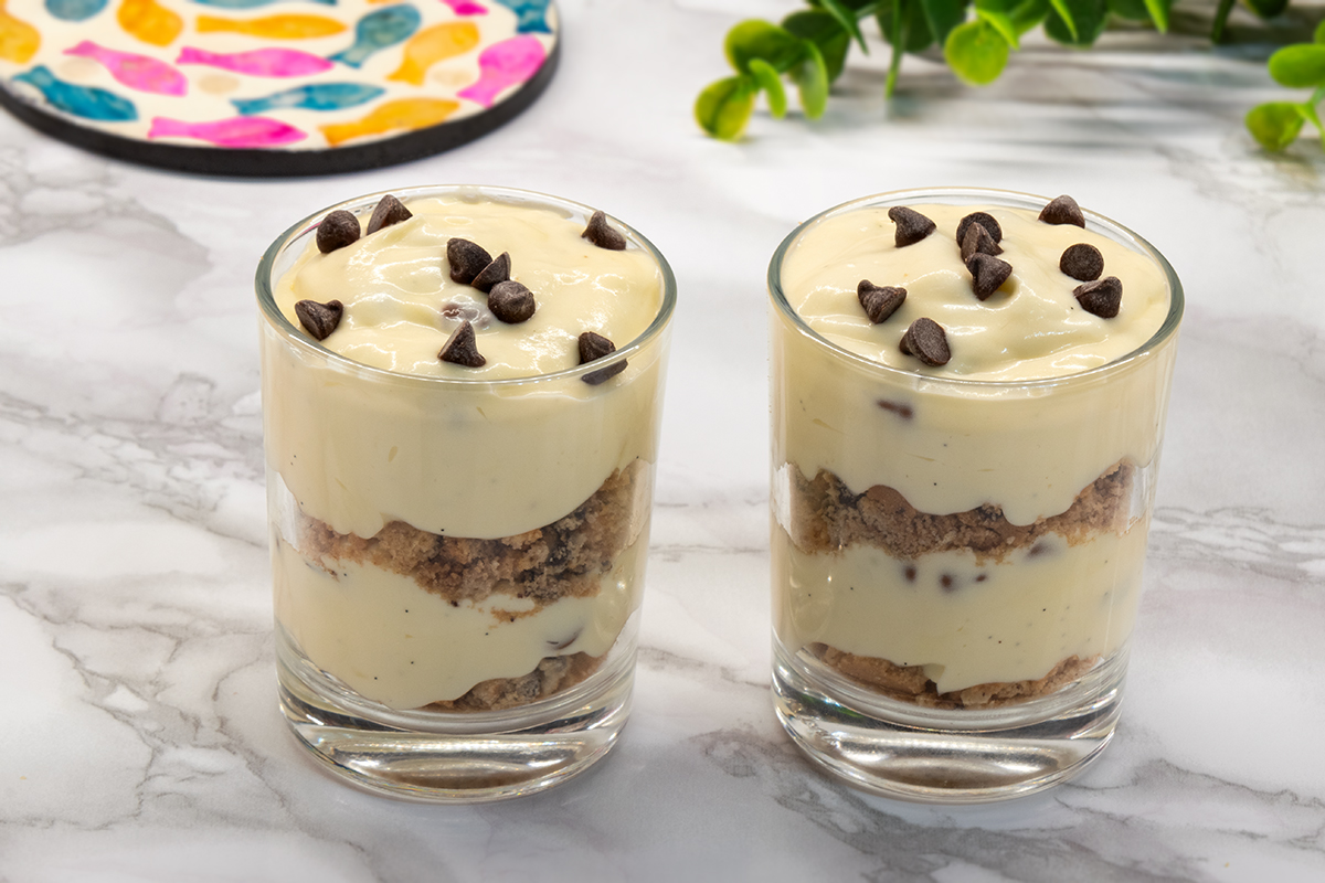 Gläser mit Diplomatcreme und Keksen