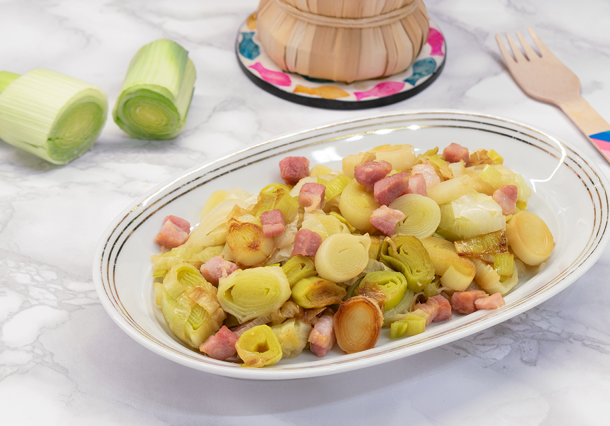 Lauch in der Pfanne mit Speck