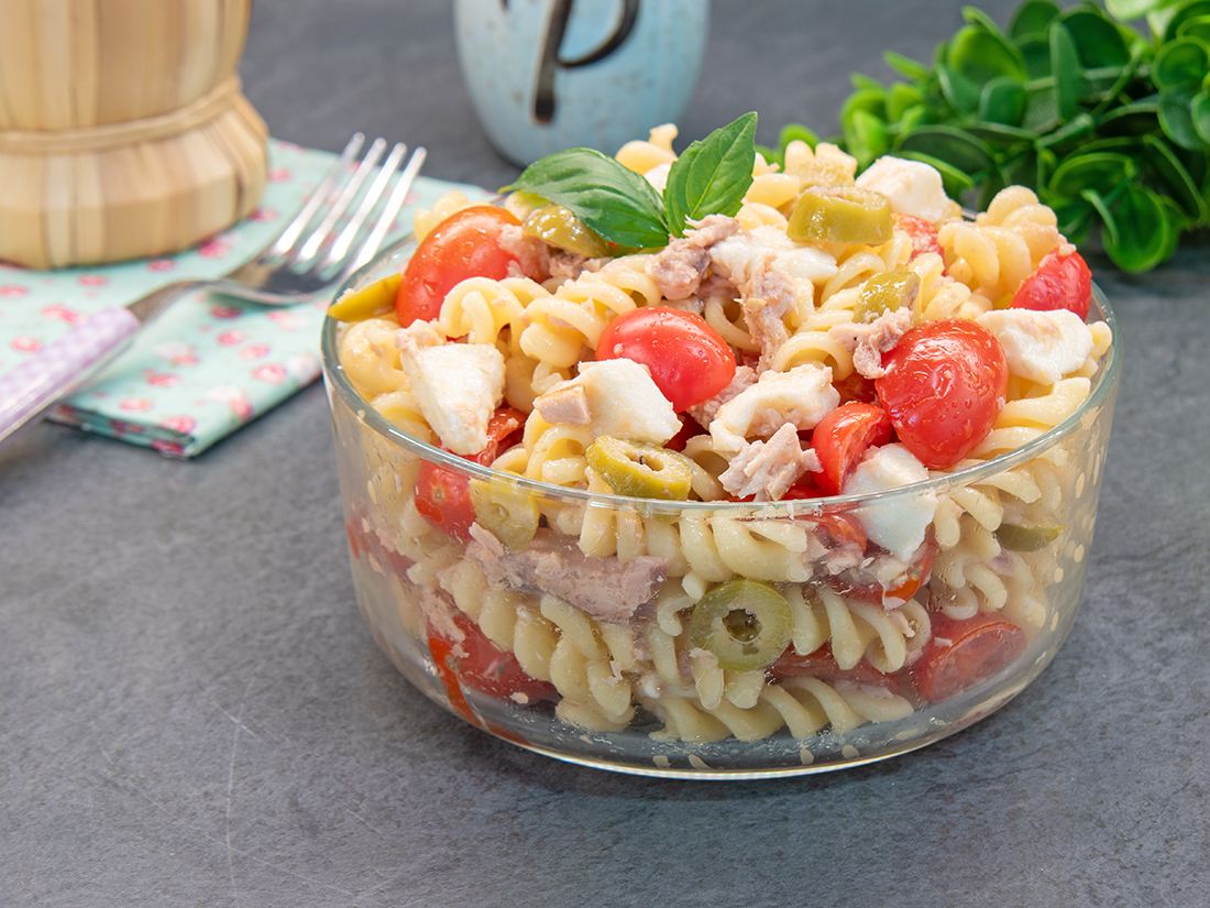 Nudelsalat mit Thunfisch, Kirschtomaten und Mozzarella