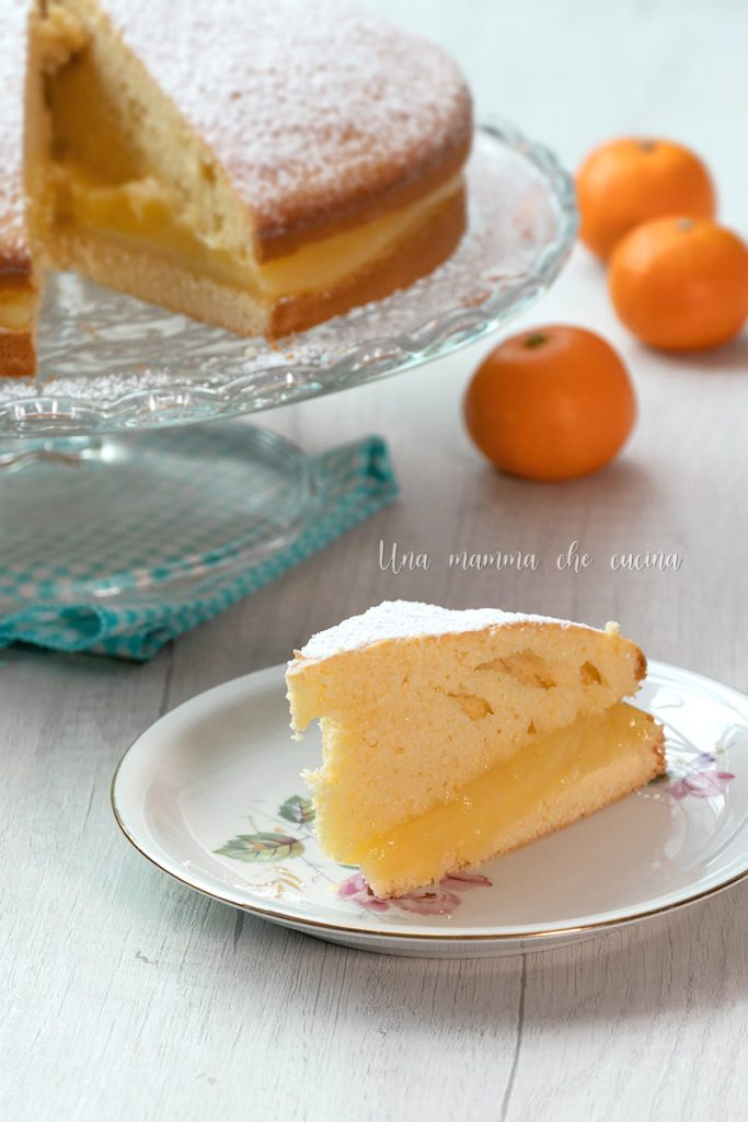 Mit Mandarinencreme gefüllter Kuchen