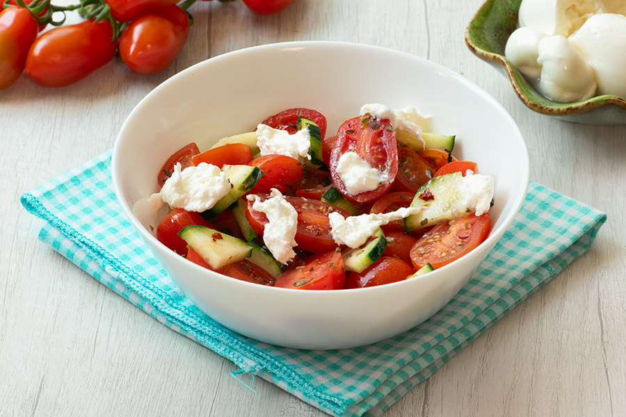 Würziger Salat mit Cherrytomaten und Burrata