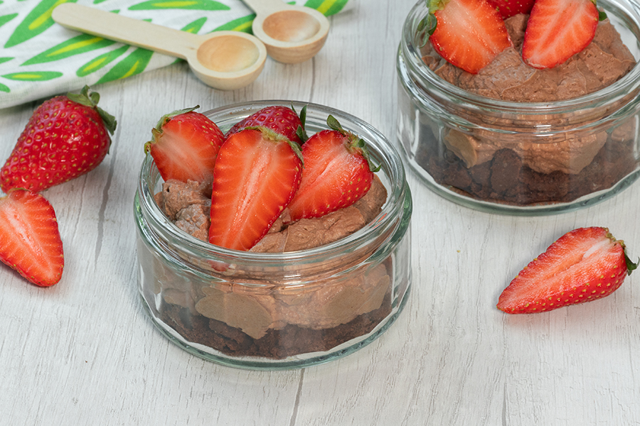 Mini-Cheesecakes mit Schokolade und Erdbeeren