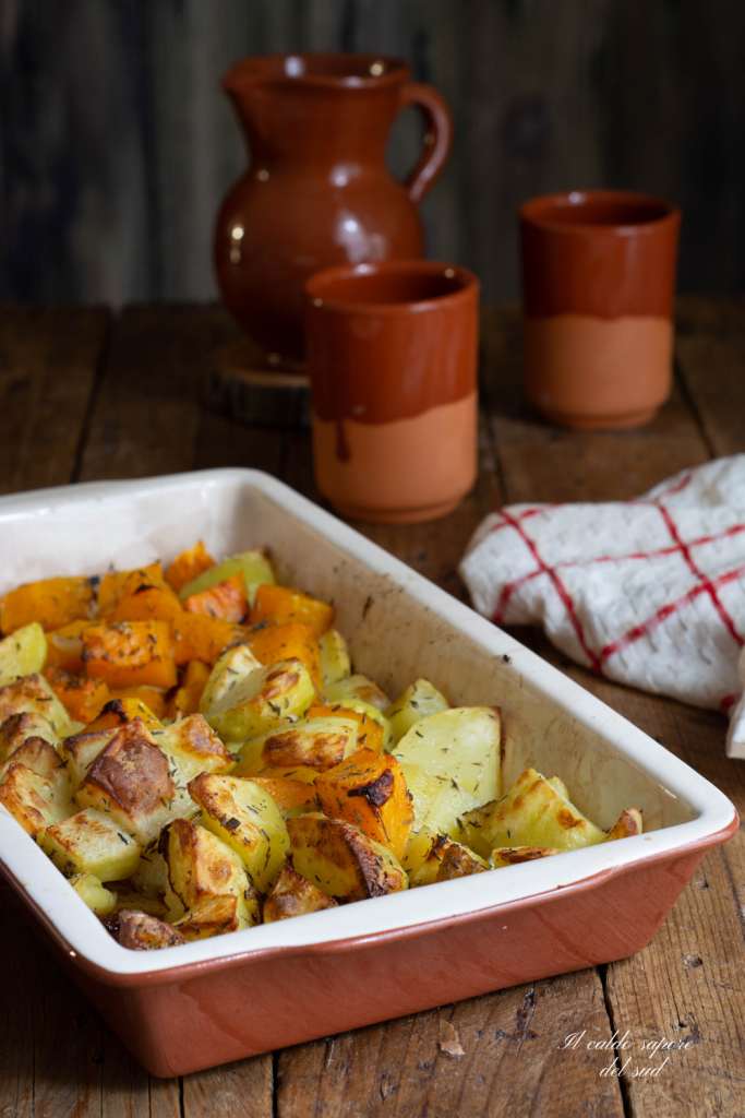 Beilage aus gebackenem Kürbis und Kartoffeln