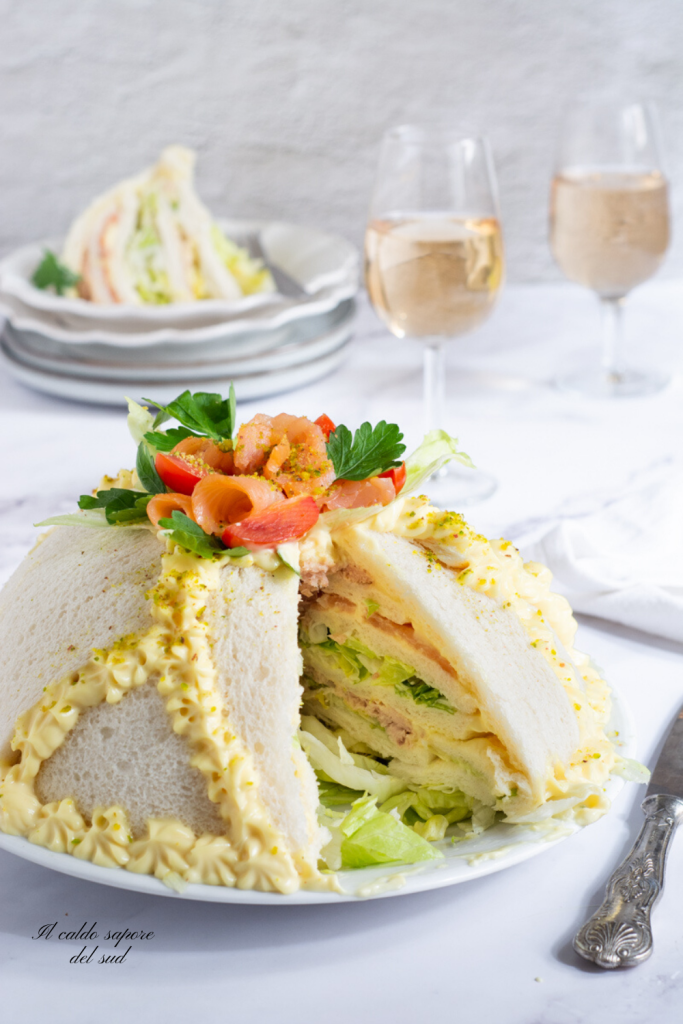 Herzhaftes Zuccotto aus Tramezzini mit Thunfisch und Lachs