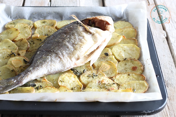 Dorade mit Kartoffeln in der Mikrowelle