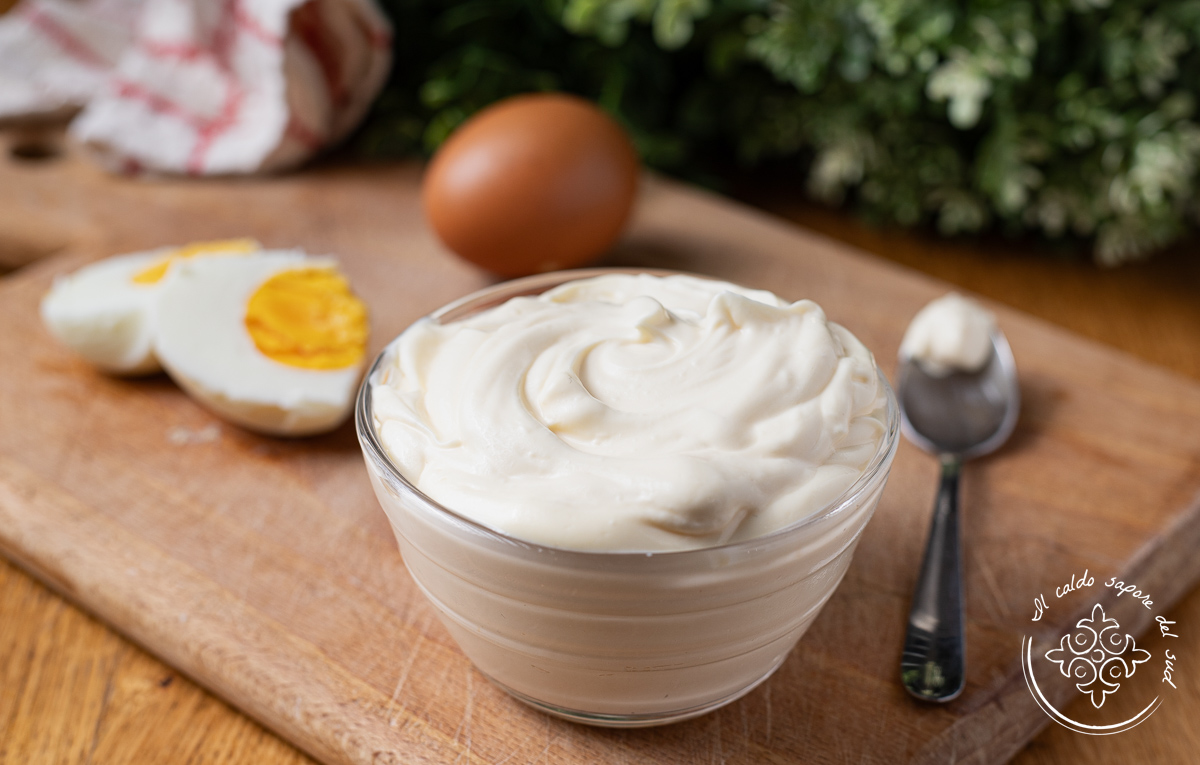 Leichte Mayonnaise mit gekochten Eiern und Joghurt