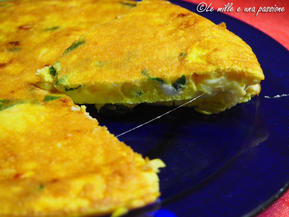 Nahaufnahme der Frittata mit leicht zerlaufendem Mozzarella