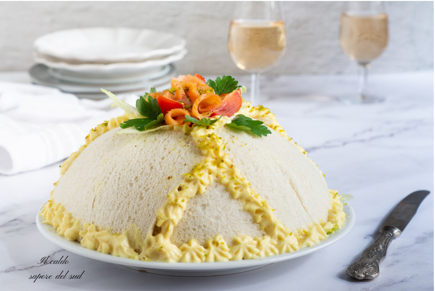 Herzhaftes Zuccotto aus Tramezzini mit Thunfisch und Lachs