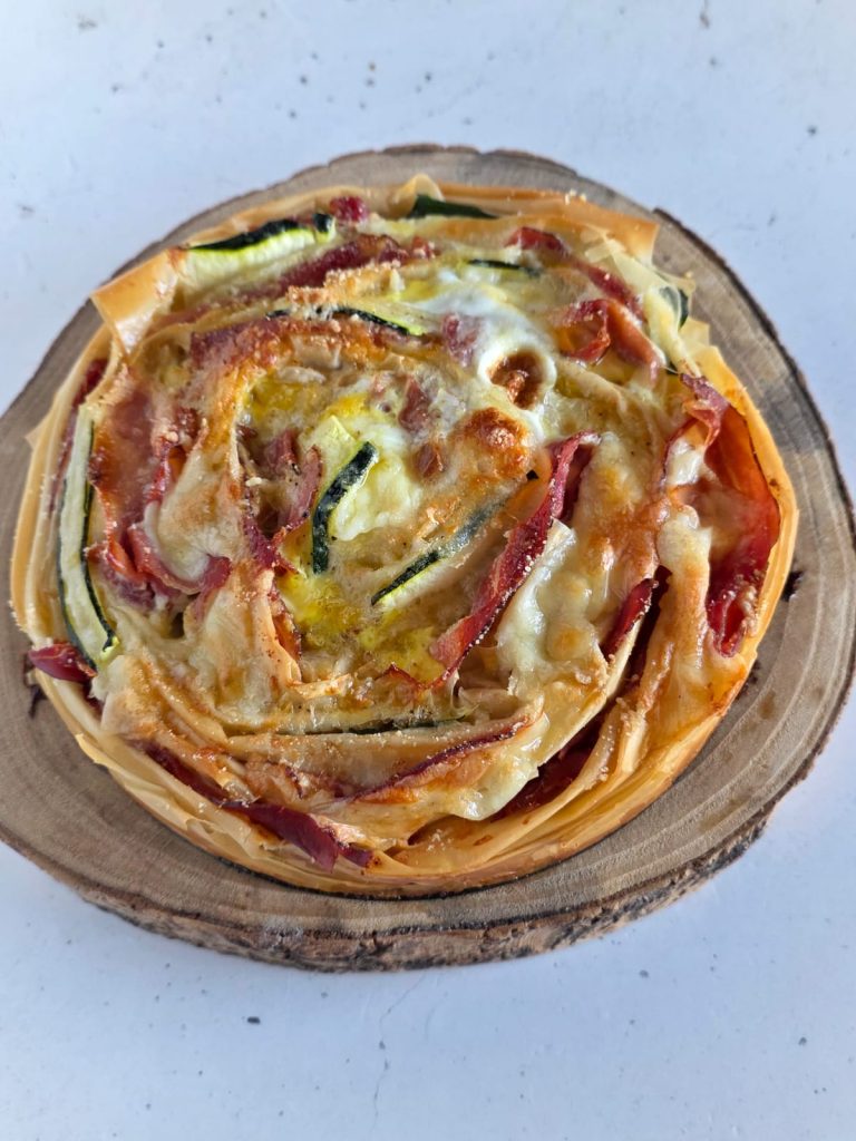 Herzhafte Fillo-Teig-Torte mit Zucchini, Speck und Käse