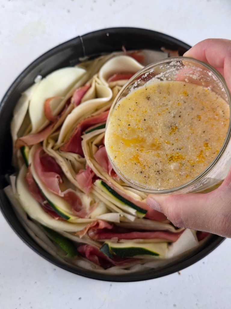 Herzhafte Fillo-Teig-Torte mit Zucchini, Speck und Käse