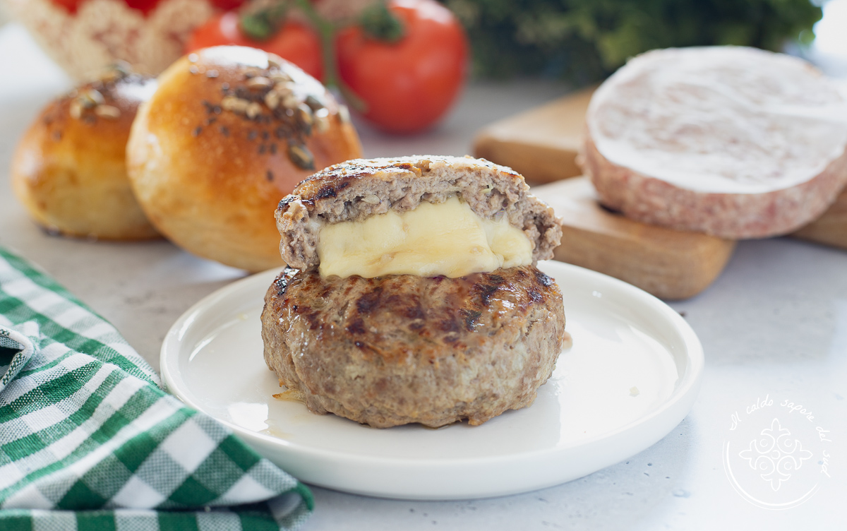 Hausgemachte, mit Käse gefüllte Burger