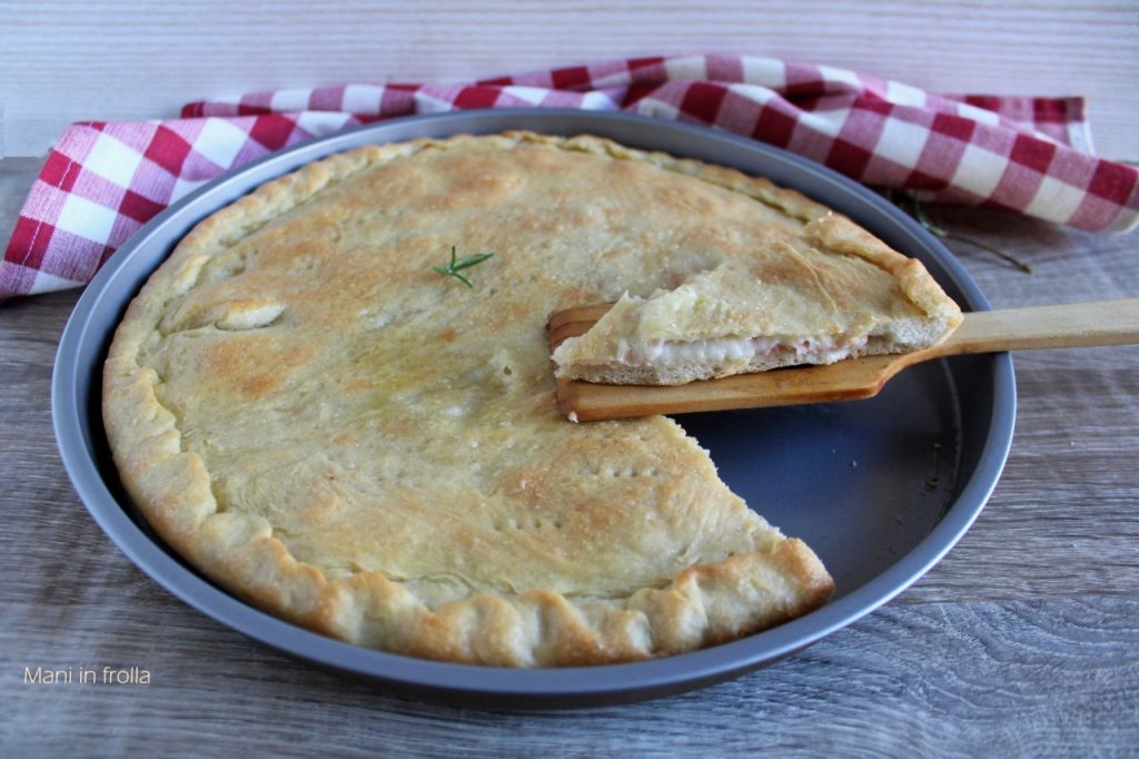 Gefüllte Focaccia mit Schinken und Käse