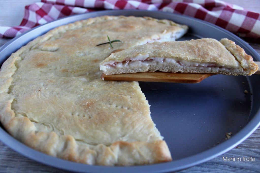 Gefüllte Focaccia mit Schinken und Käse