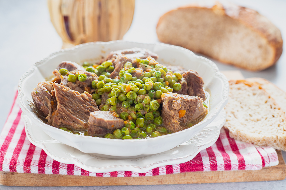 Klassisches Rindergulasch mit Erbsen