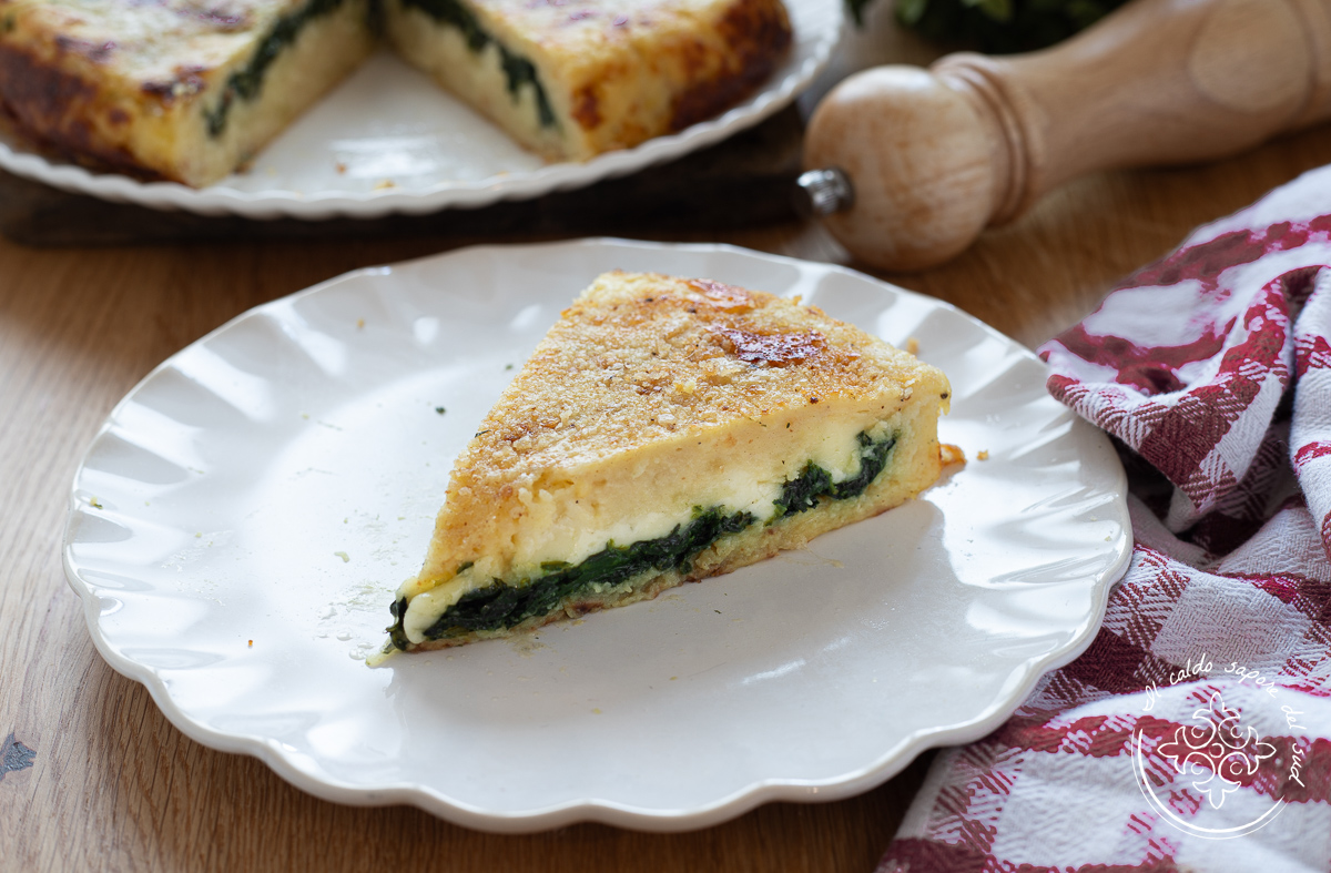 Kartoffelkuchen in der Pfanne mit Spinat und Mozzarella