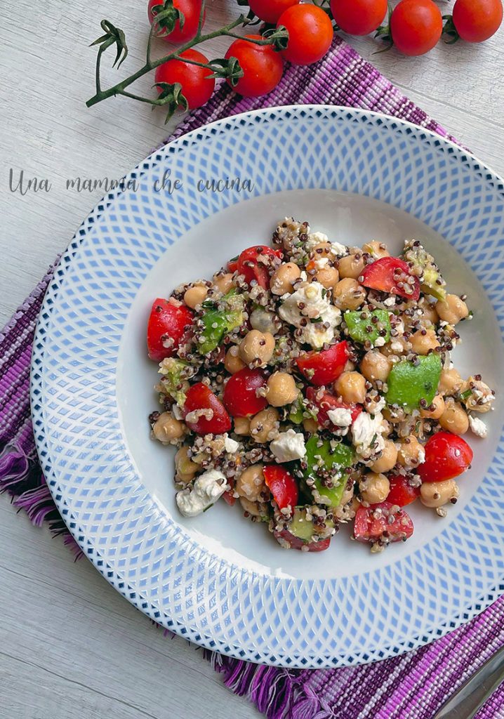 Quinoa mit Kichererbsen, Feta und Kirschtomaten