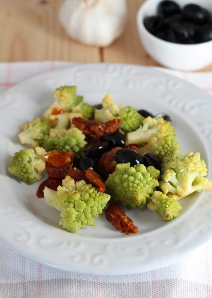 Romanesco-Brokkoli in der Pfanne mit getrockneten Tomaten und Oliven