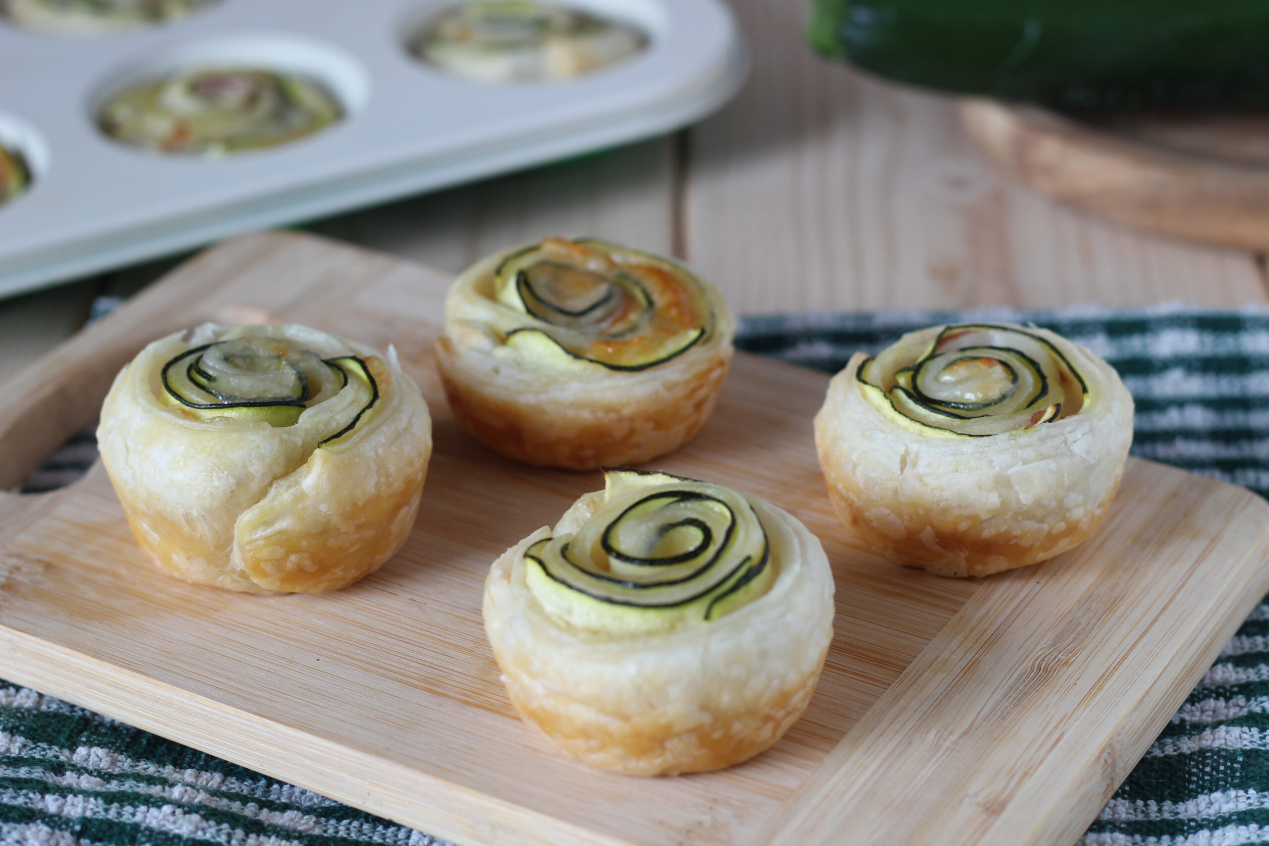 Blätterteig-Rosen mit Zucchini, Speck und Scamorza