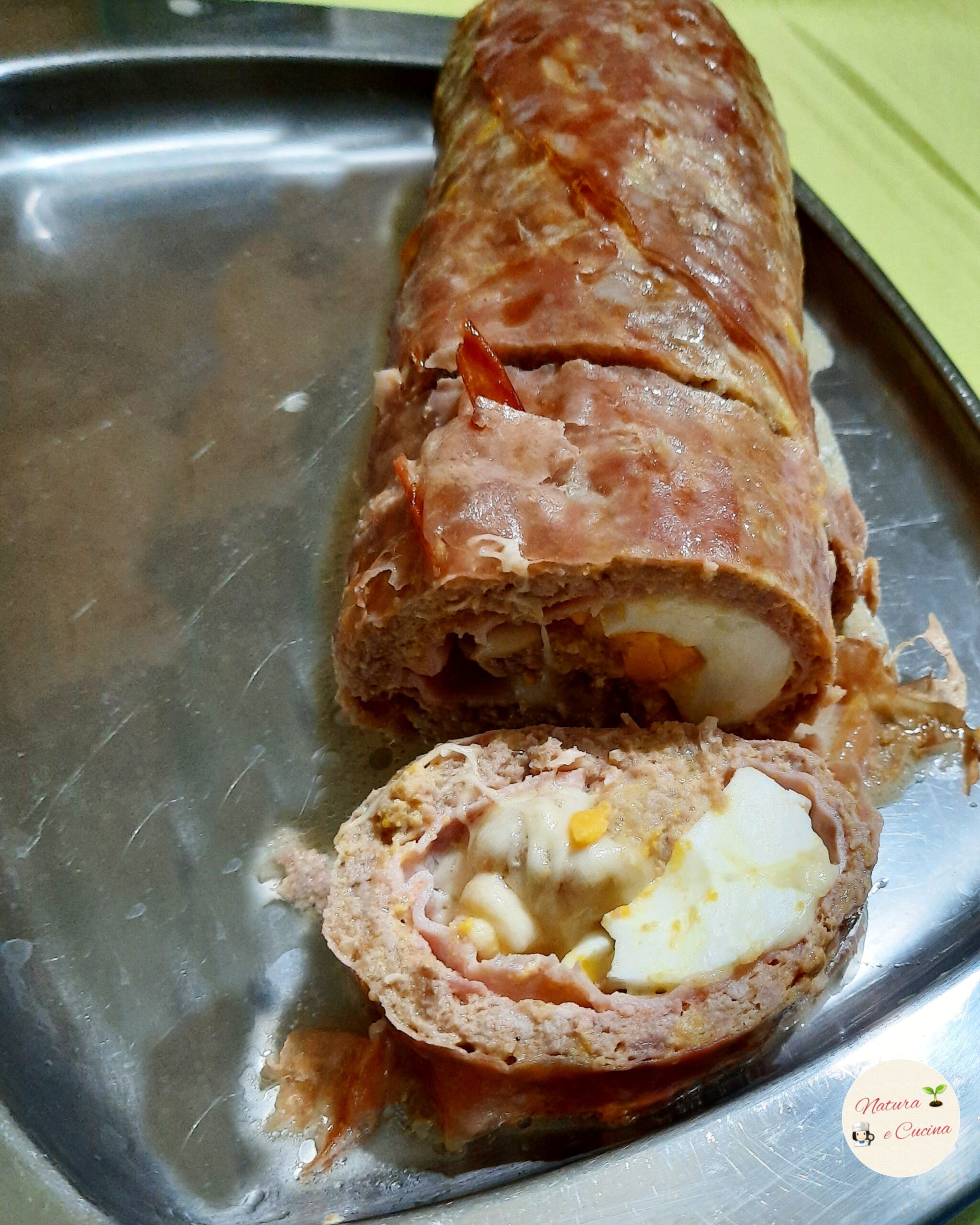 Hackbraten gefüllt und in Mortadella gewickelt