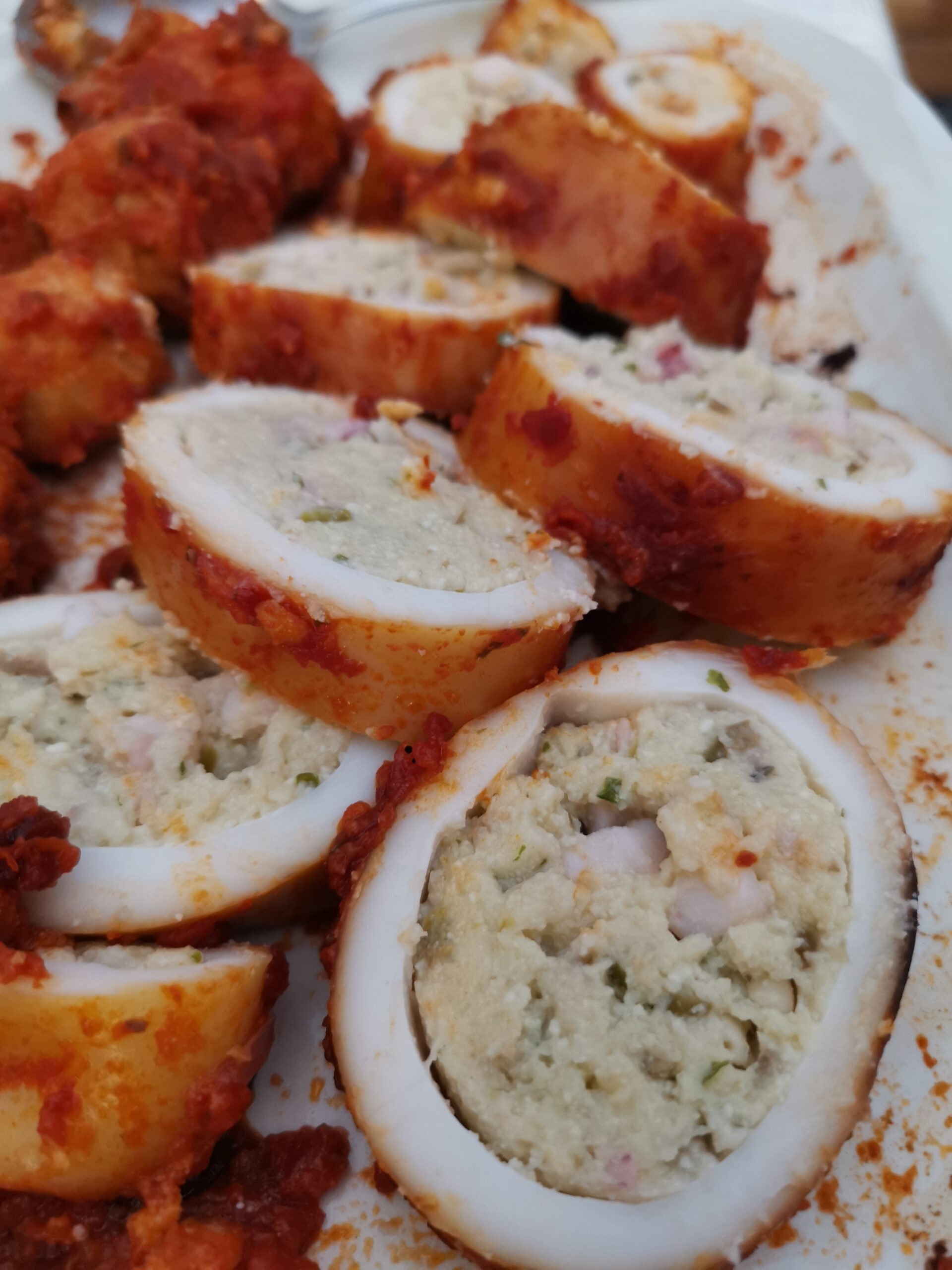 Gefüllter Tintenfisch in Tomatensoße