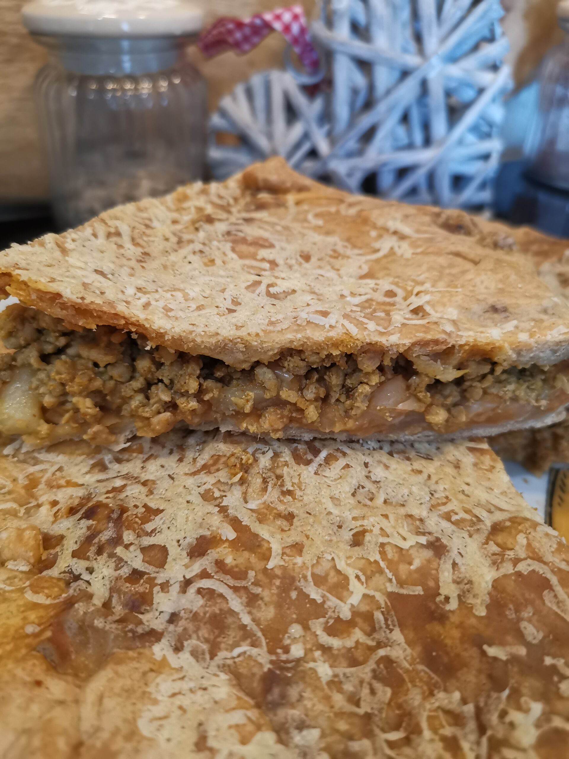 Herzhafte Torte mit Bohnen, Hackfleisch und Gewürzen