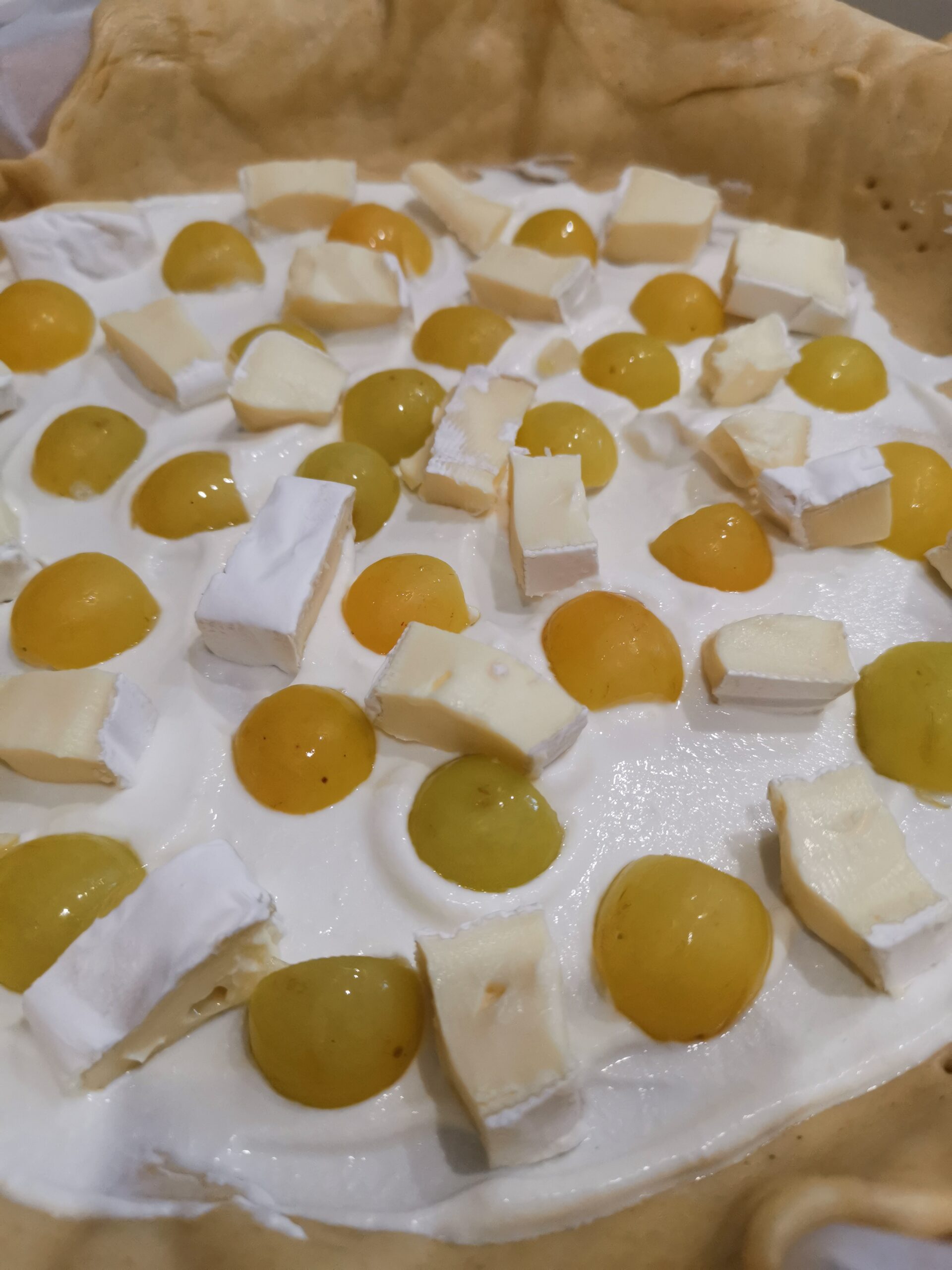 Süß-saurer Kuchen mit Trauben und Brie