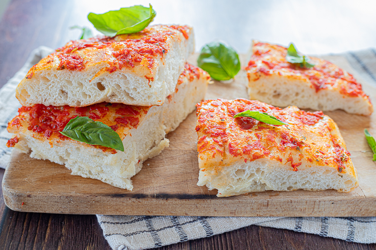 Hohe, fluffige rote Tomaten-Focaccia