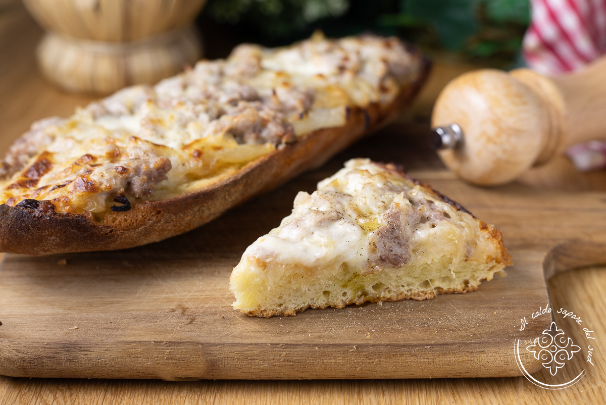 Crostoni mit karamellisierten Zwiebeln, Salsiccia und Stracchino