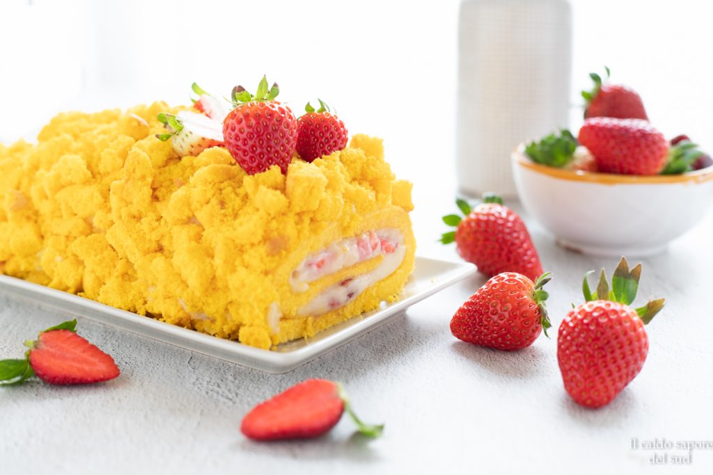 Mimosa-Rolle mit Erdbeeren