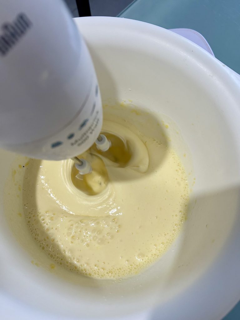 aufgeschlagene Eier und Zucker für klassischen weichen Ringkuchen