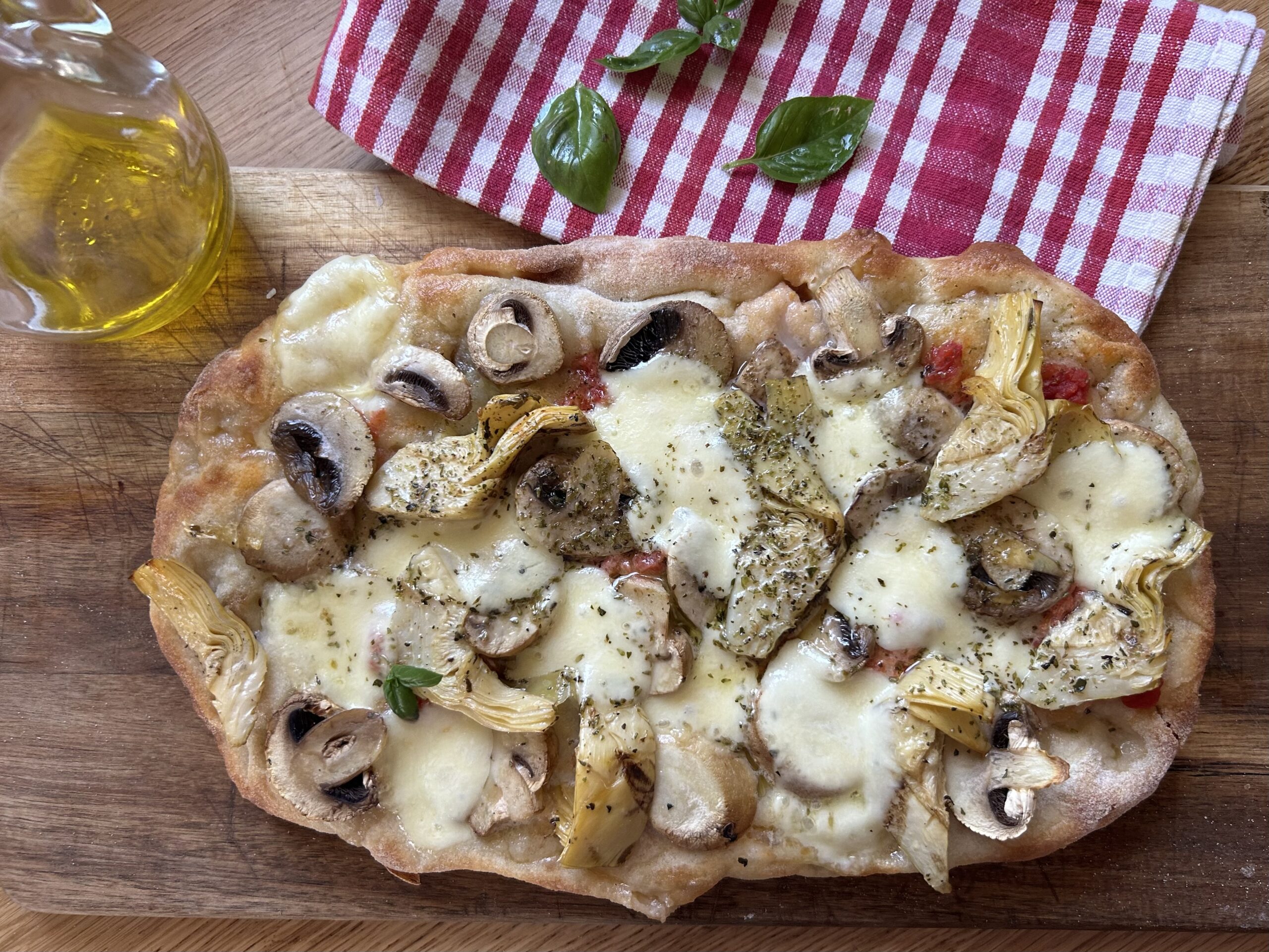 Pinsa Capricciosa mit Champignons und Artischocken