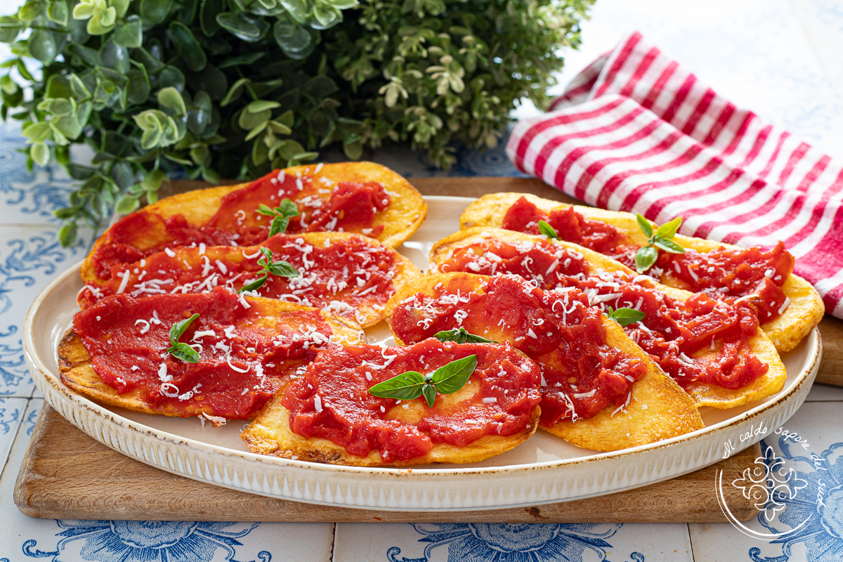 Frittierte Kartoffeln mit Tomatensauce