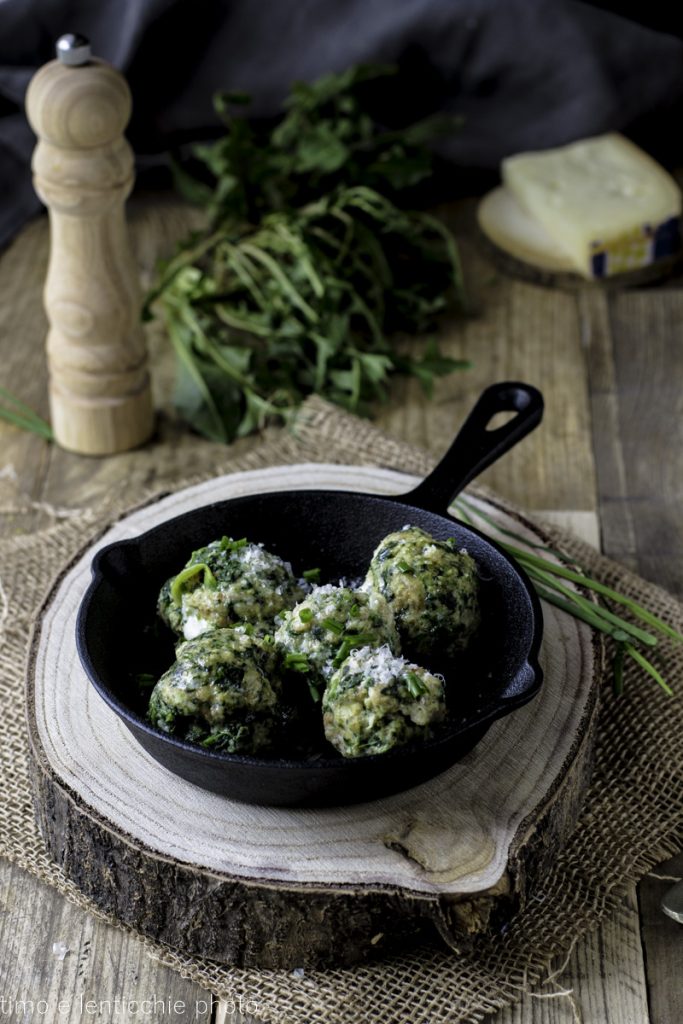 Knödel in Brühe und trocken mit Käse und Löwenzahn
