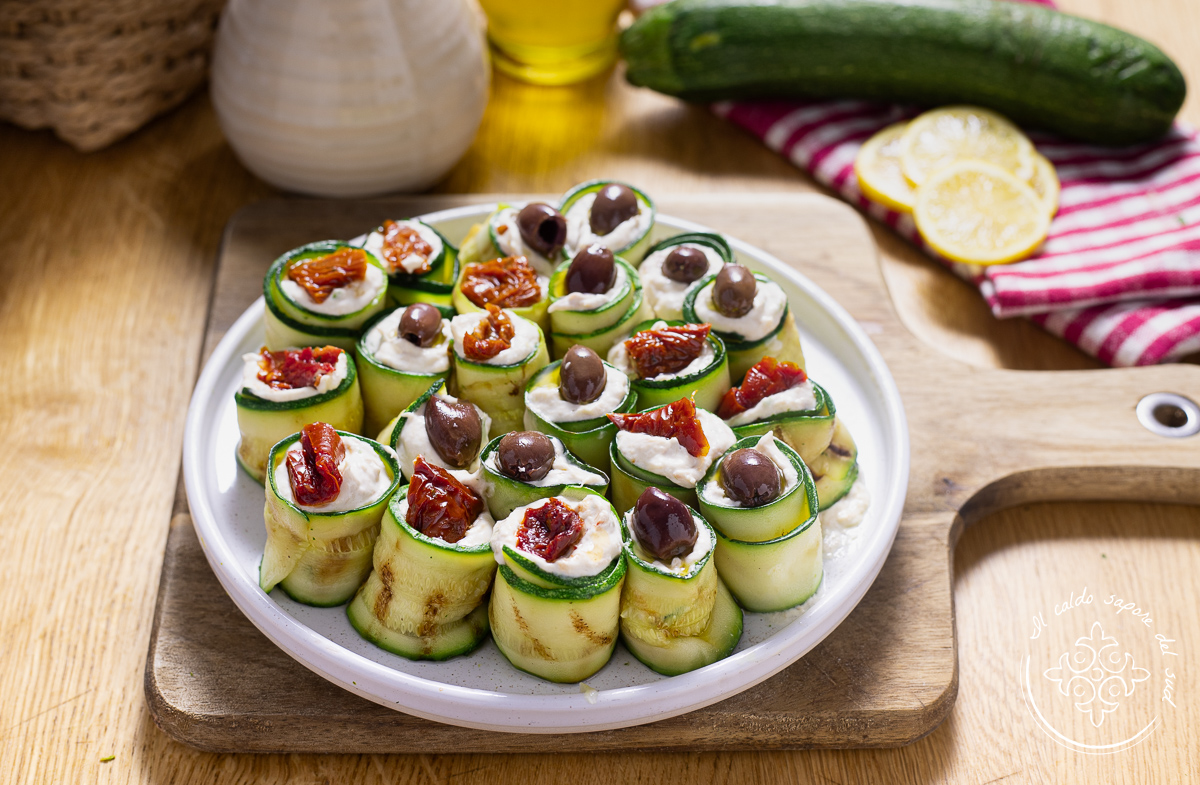 Kalte Röllchen aus gegrillten Zucchini mit Thunfisch