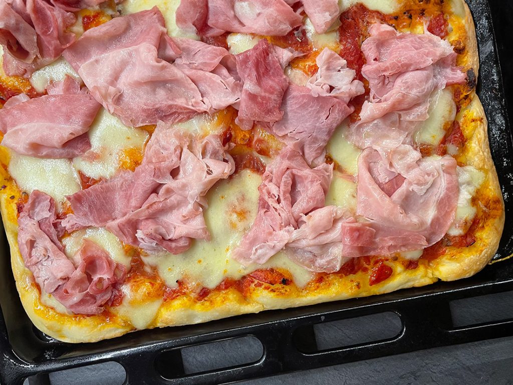 Blechpizza mit gekochtem Schinken