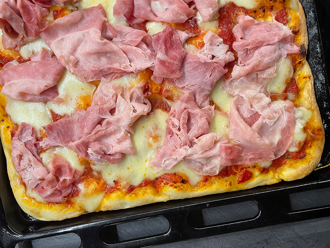 Blechpizza mit gekochtem Schinken