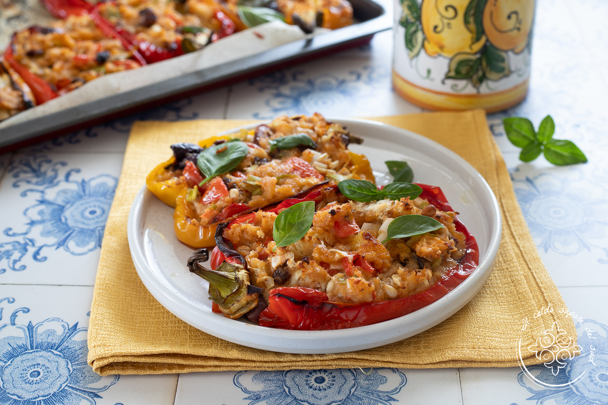 Mediterrane, mit Thunfisch gefüllte Paprika