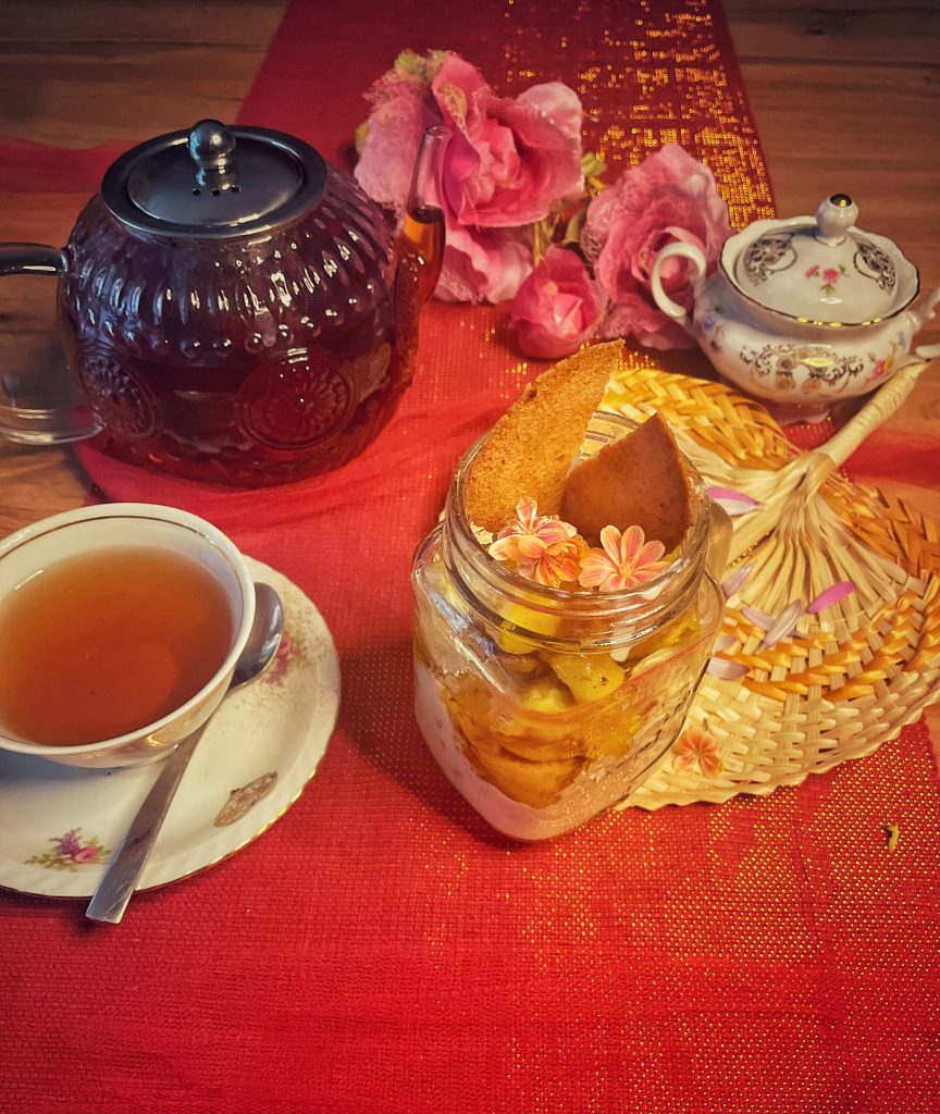 Cremiges Porridge, garniert mit knusprigen Bananenfritters aus Sri Lanka, ein Hauch von Kithul-Sirup in einem Glas
