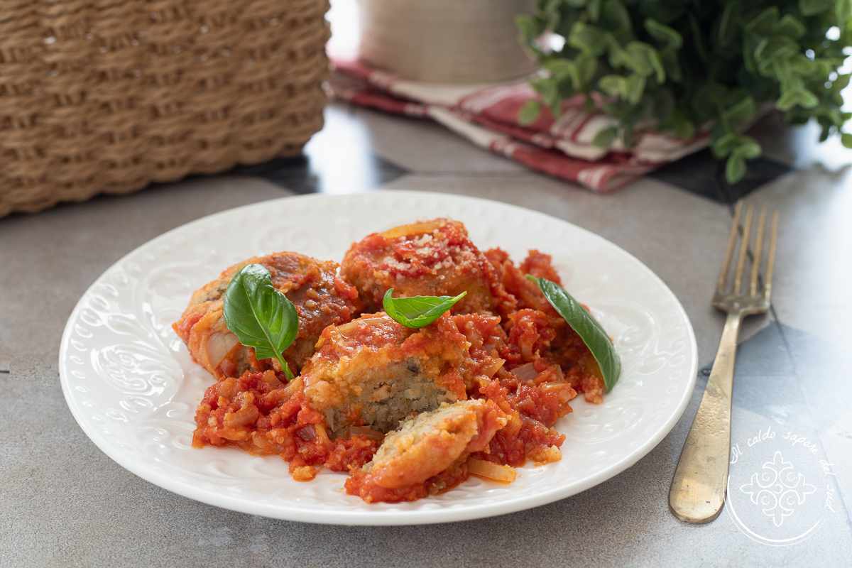 Auberginen- und Kartoffelbällchen in Tomatensauce