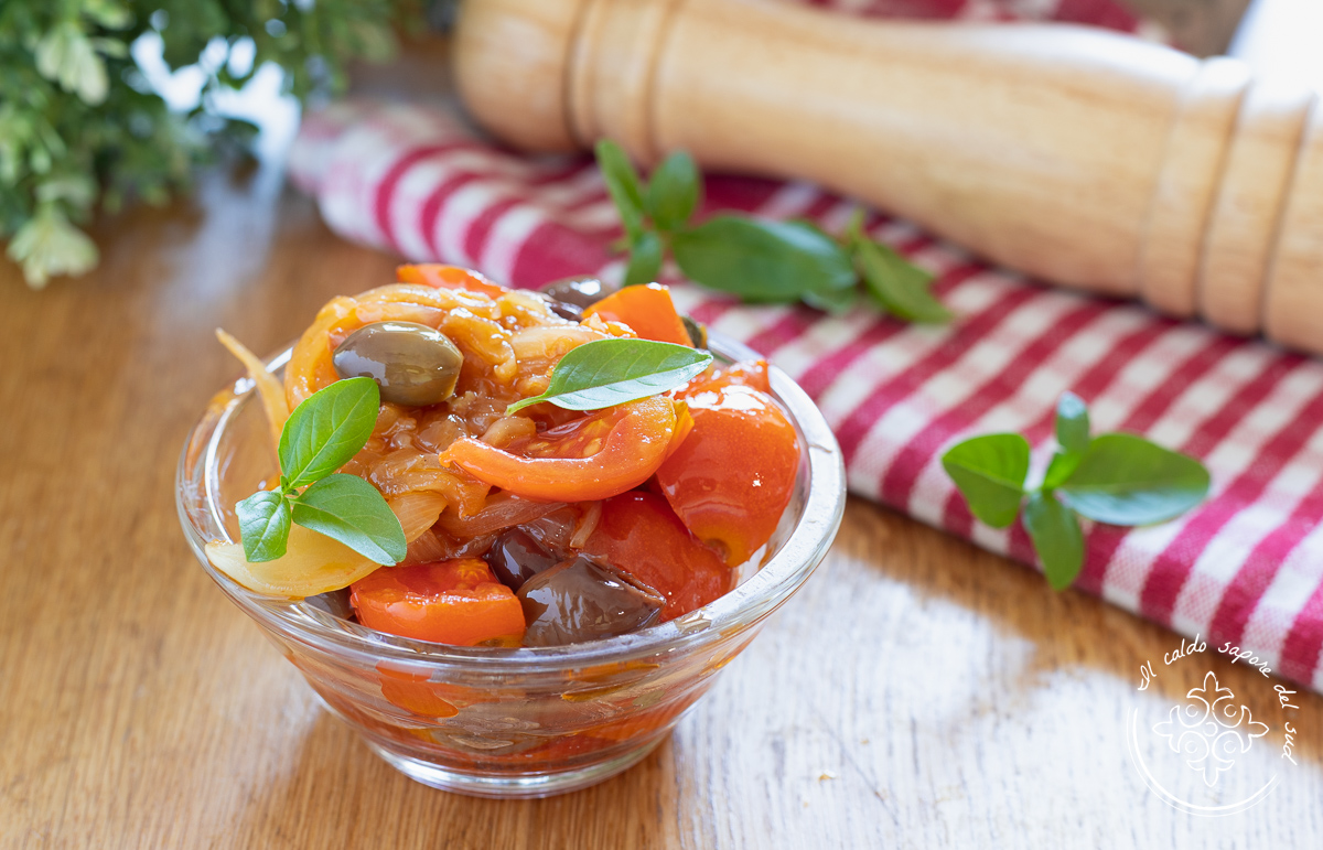 Tomatensauce mit Kirschtomaten, Zwiebeln und Oliven