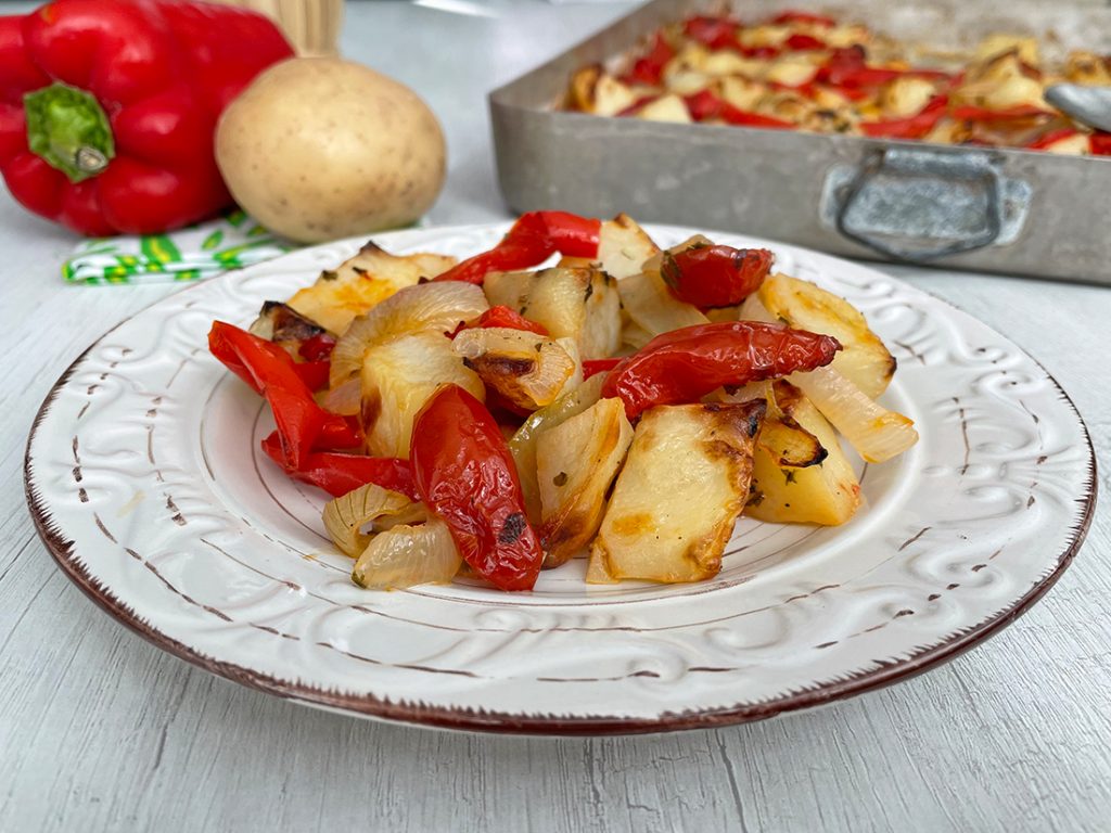 Kartoffeln, Zwiebeln und Paprika im Ofen