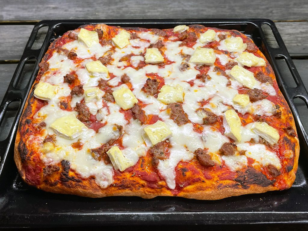 Pizza mit Wurst und Brie
