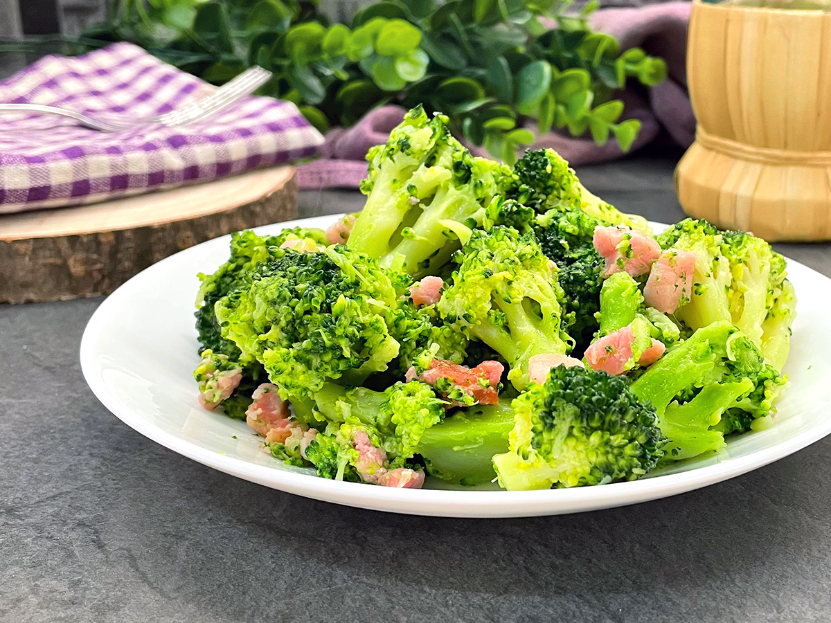 Pfannengerührte Brokkoli mit Speck