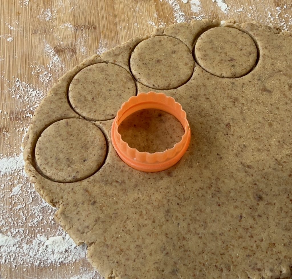 Zuckerfreier Mürbeteig ausgerollt und mit Ausstecher für Kekse ausgestochen