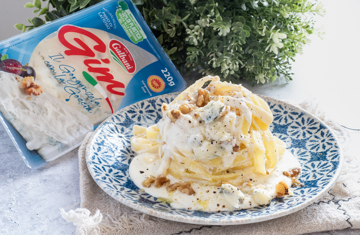 Fettuccine mit Gorgonzola-Creme und Walnüssen